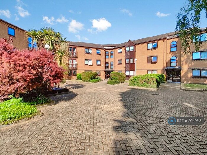 1 Bedroom Flat To Rent In Westgate Court, Waltham Cross, EN8