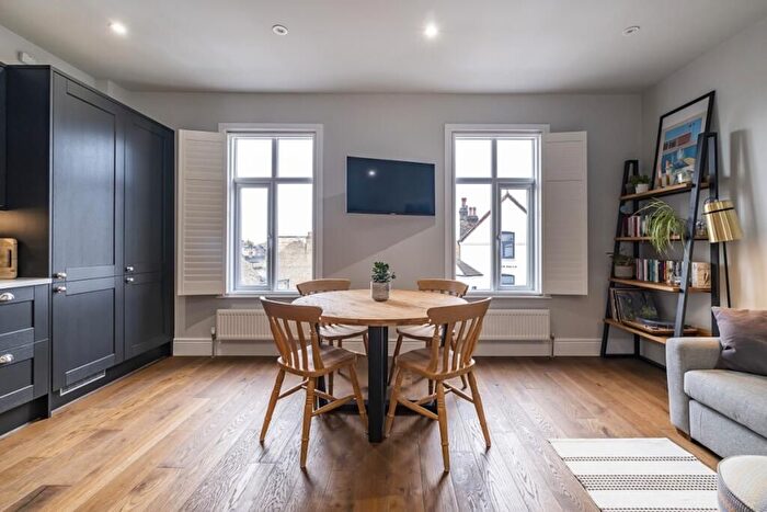 2 Bedroom Flat To Rent In Replingham Road, London, SW18