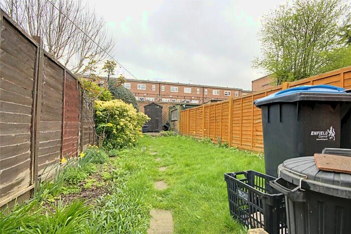 2 Bedroom Maisonette To Rent In Weston Road, Enfield, EN2