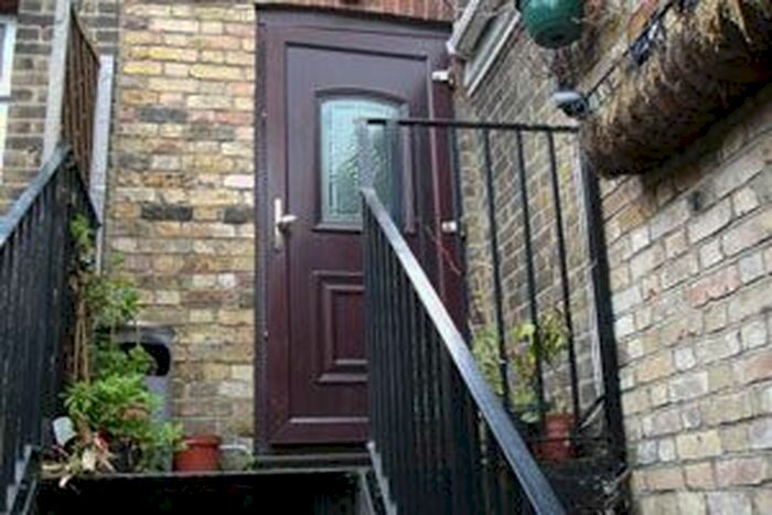 1 Bedroom Flat To Rent In High Street, Strood, Kent, ME2