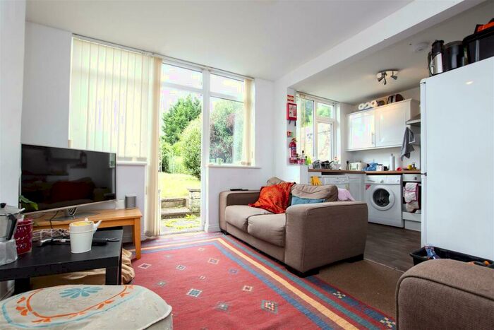 4 Bedroom House To Rent In Warwards Lane, Birmingham, B29