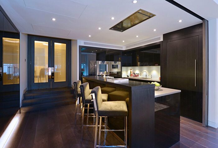 2 Bedroom Flat To Rent In Duke Street, London, W1K