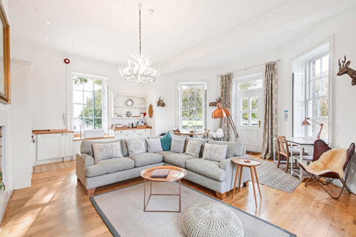 2 Bedroom Apartment To Rent In Craven House, Hampton Court Road, KT8