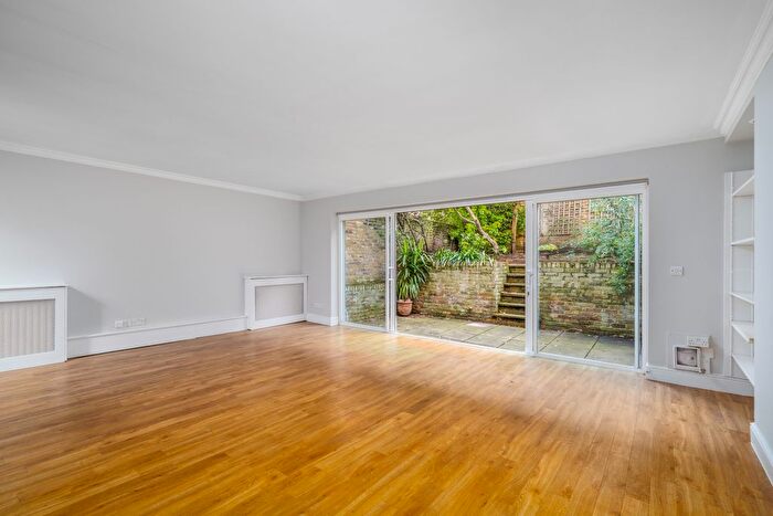 2 Bedroom Flat To Rent In Harcourt Terrace, London, SW10