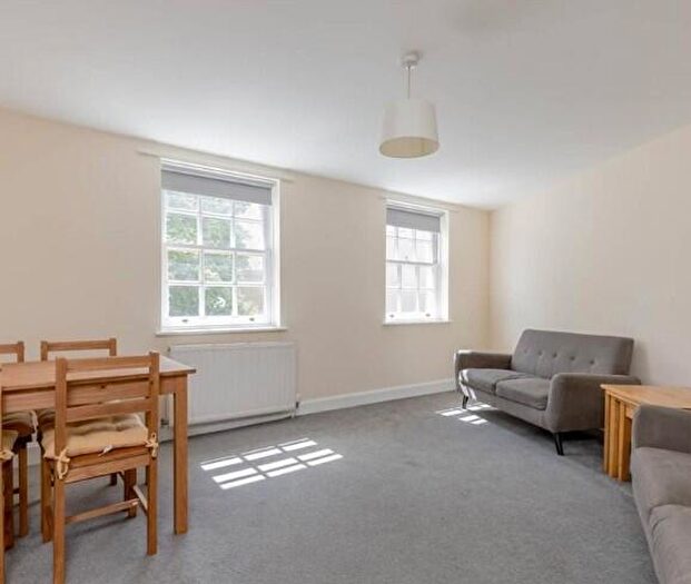 3 Bedroom Apartment To Rent In Windmill Close, Edinburgh, EH8
