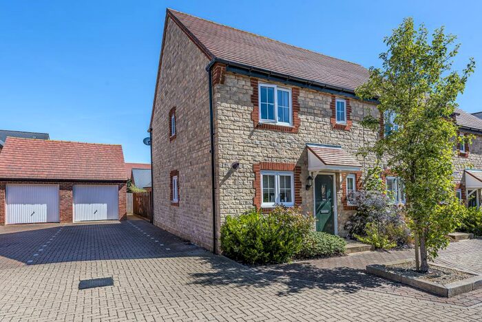 3 Bedroom End Of Terrace House To Rent In Kingsmere, Bicester, OX26