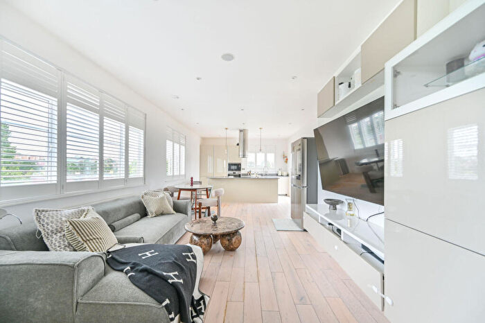 3 Bedroom Flat To Rent In Oman Avenue, , Cricklewood, London, NW2