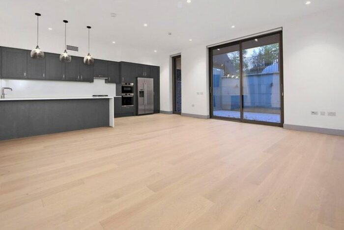 3 Bedroom Flat To Rent In Carlton Road, London, W5