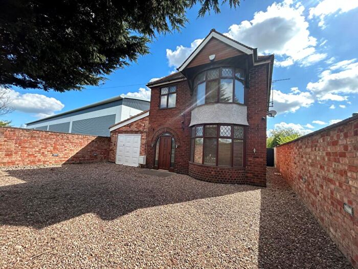 3 Bedroom House To Rent In Lichfield Road, DE13