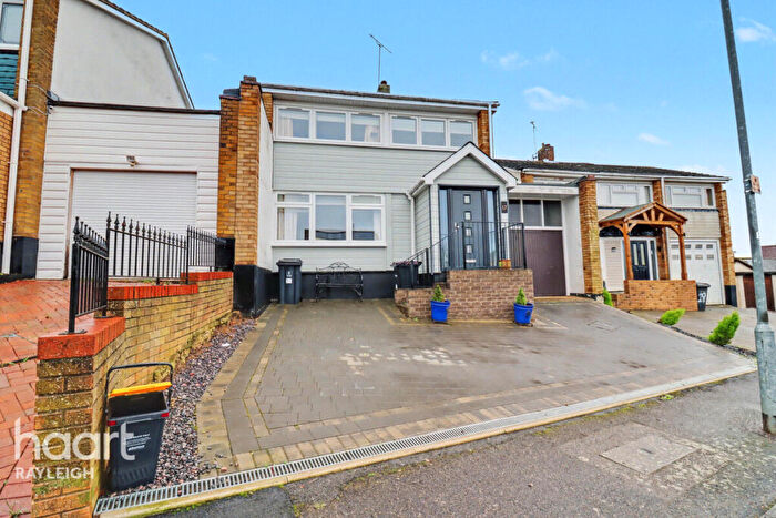 3 Bedroom Link Detached House For Sale In Gayleighs, Rayleigh, SS6