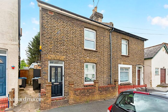 3 Bedroom Semi-Detached House For Sale In Bynes Road, South Croydon, CR2