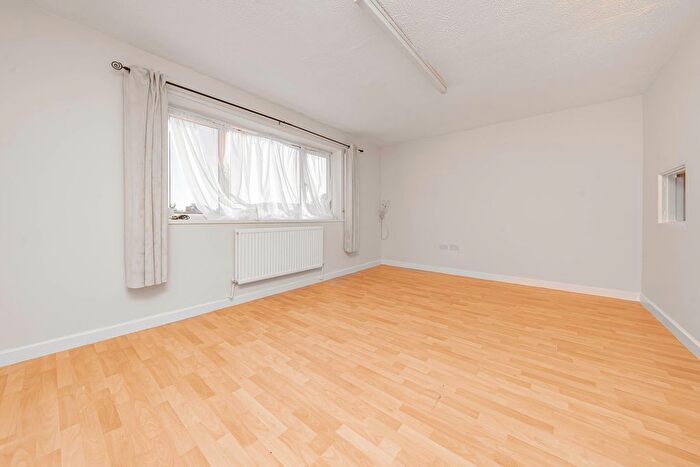 1 Bedroom Flat To Rent In Kingshill Avenue, Hayes, UB4