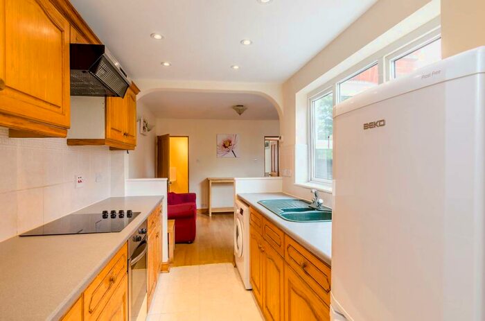 4 Bedroom Semi-Detached House To Rent In New Cross Road, Stoughton, Guildford, GU2