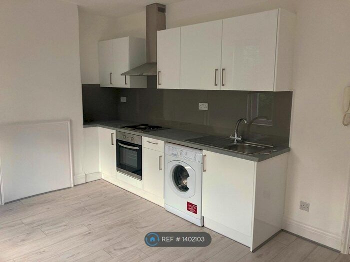 1 Bedroom Flat To Rent In Ye Corner, Watford, WD19