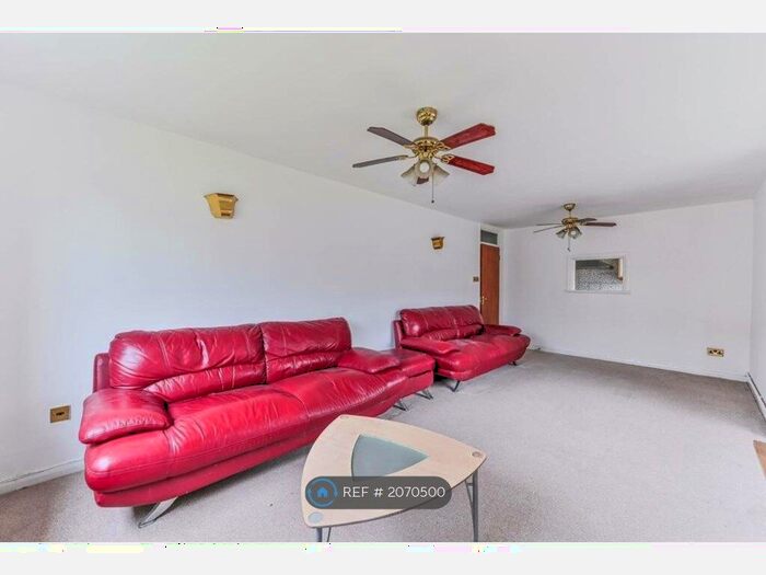 2 Bedroom Flat To Rent In Collette Court, London, SE25