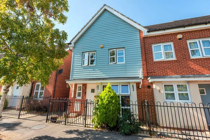 3 Bedroom Terraced House To Rent In Eltham Avenue, Slough, SL1