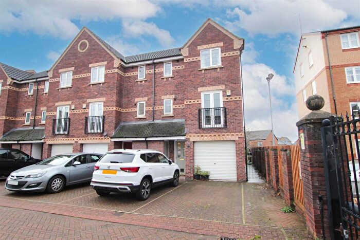 4 Bedroom Town House For Sale In Grassholme Close, Lakeside, Doncaster, DN4