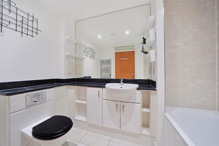 2 Bedroom Flat For Sale In Cornmill Lane, London, SE13