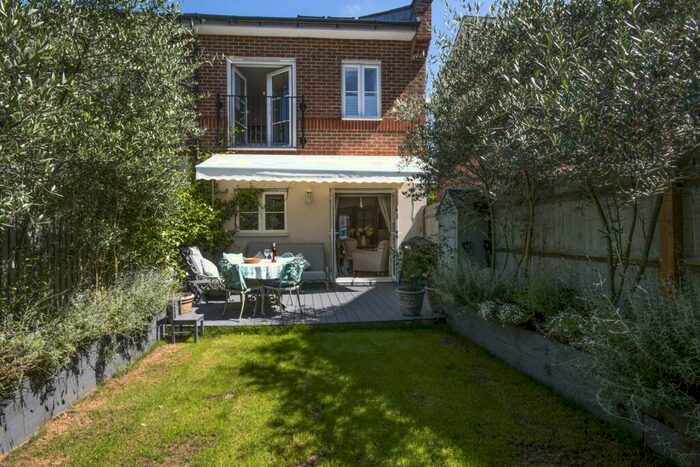 3 Bedroom End Of Terrace House To Rent In Weatherill Close, Guildford, GU1