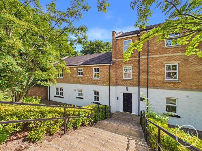 2 Bedroom Flat For Sale In Charnley Drive, Leeds, LS7
