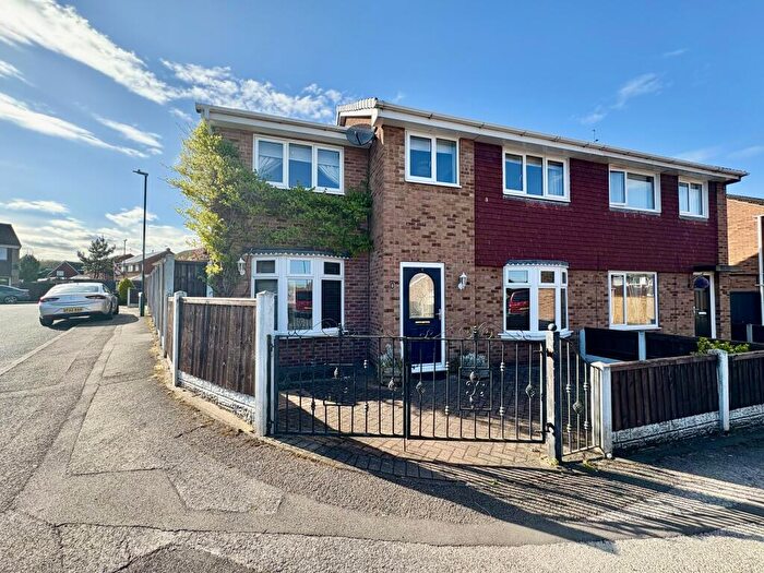 4 Bedroom Semi-Detached House To Rent In Fenroth Close, Snapewood, NG6