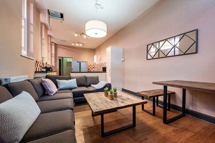 6 Bedroom Block Of Flats To Rent In Flat F Bishop Blackall School, Exeter, EX4