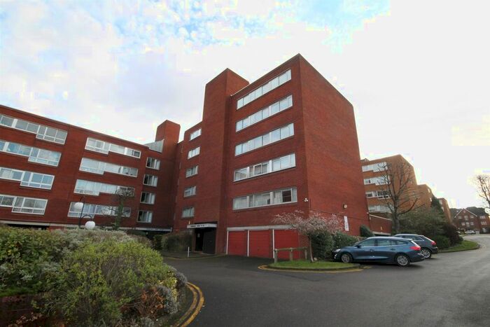 3 Bedroom Flat To Rent In Homefield Park, Sutton, SM1