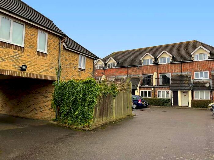2 Bedroom Maisonette Flat To Rent In Crowhurst Mead, Godstone, RH9