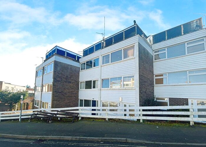 3 Bedroom Terraced House To Rent In Crown Court, Market Hill, PO31