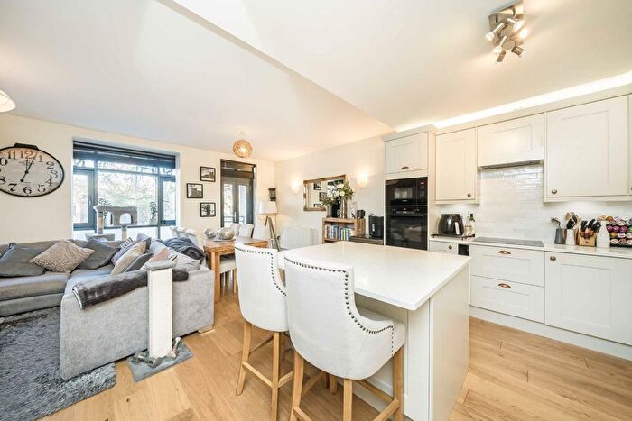 2 Bedroom Flat For Sale In Putney Bridge Road, Wandsworth, SW18