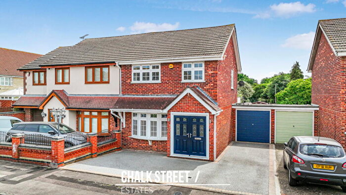 3 Bedroom Semi-Detached House For Sale In Maybank Avenue, Hornchurch, RM12