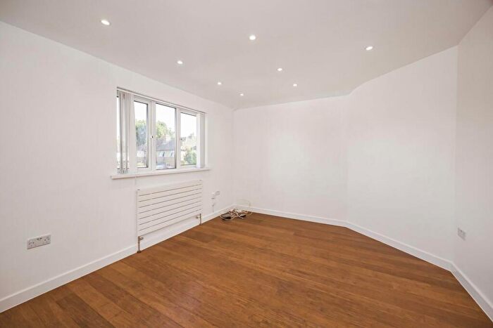 2 Bedroom Maisonette To Rent In Gaysham Avenue, Gants Hill, IG2