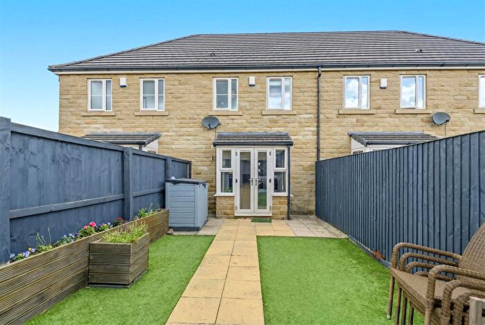 3 Bedroom Town House For Sale In , Roundhill Gardens, Elland, HX5