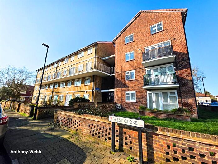 2 Bedroom Maisonette For Sale In West Close, Edmonton, N9