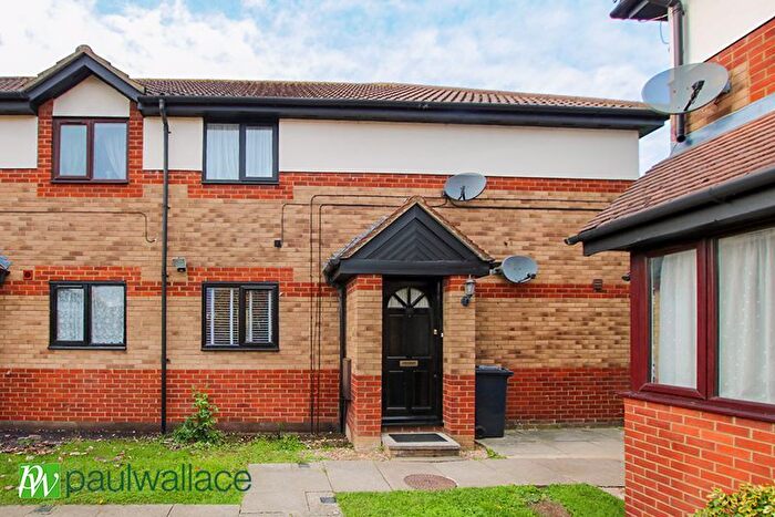2 Bedroom Maisonette For Sale In Hollybush Way, Waltham Cross, EN7