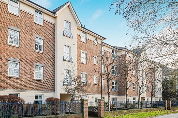 2 Bedroom Flat For Sale In Skerne Walk, Kingston Upon Thames, KT2