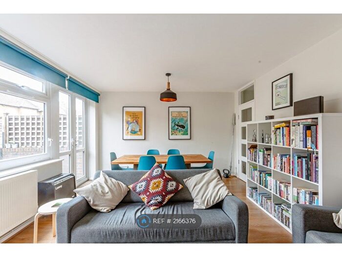 3 Bedroom Flat To Rent In Whitchurch Court, London, SW17