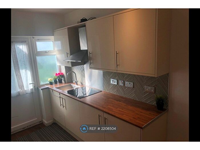 Studio To Rent In Allenby Road, Southall, UB1