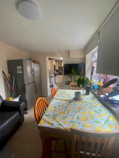 6 Bedroom Terraced House To Rent In Acomb Street, Manchester, M14