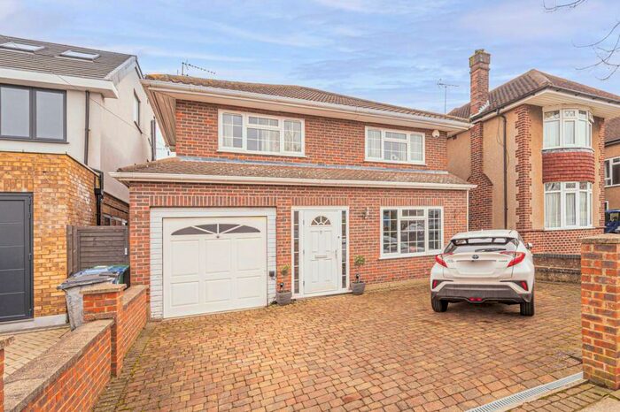 4 Bedroom House To Rent In Cavendish Road, Barnet, EN5