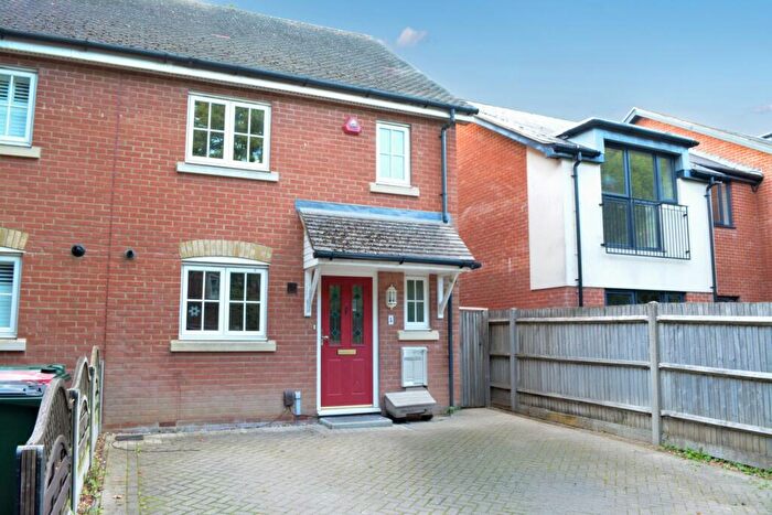 3 Bedroom Semi-Detached House To Rent In Denne Road, Southgate, RH11