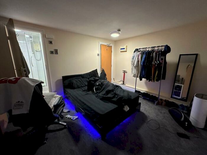 6 Bedroom Terraced House To Rent In Manor Drive, Hyde Park, Leeds, LS6