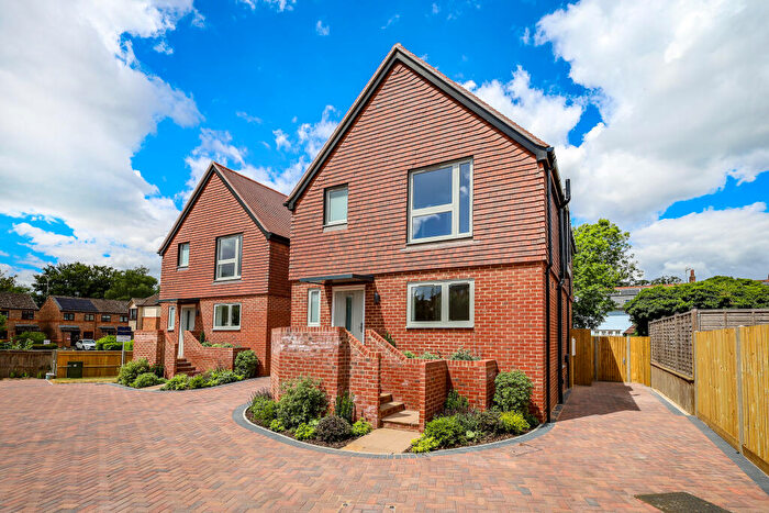 3 Bedroom Link Detached House For Sale In Central Liss, Hampshire, GU33