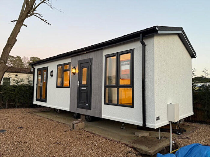 1 Bedroom Park Home For Sale In Crowthorne, Berkshire, RG40