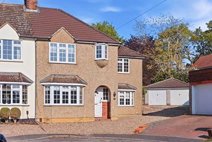 4 Bedroom Semi-Detached House For Sale In Fanshawe Crescent - Ware, SG12