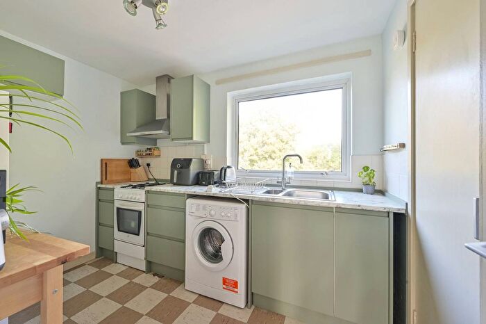 1 Bedroom Flat For Sale In Nantes Close, St John's Hill, London, SW18