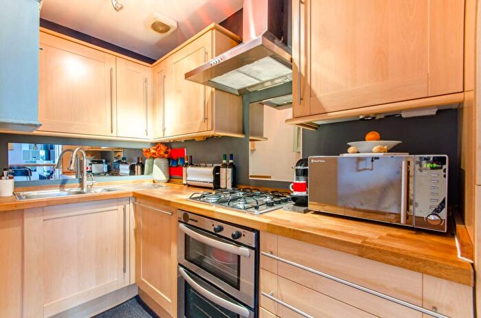 1 Bedroom Flat To Rent In Florfield Passage, Hackney, London, E8