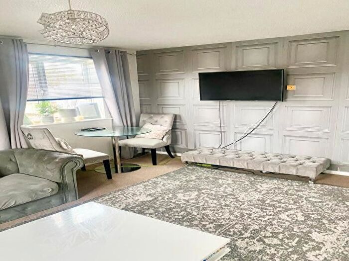 2 Bedroom Flat To Rent In Poplar Grove, London, N11