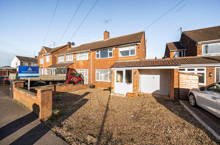 3 Bedroom Semi-Detached House For Sale In Evelyn Road, Dunstable, LU5