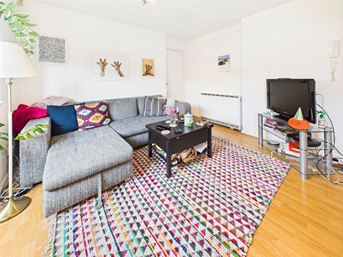 2 Bedroom Flat To Rent In Varsity Drive, Middlesex, TW1